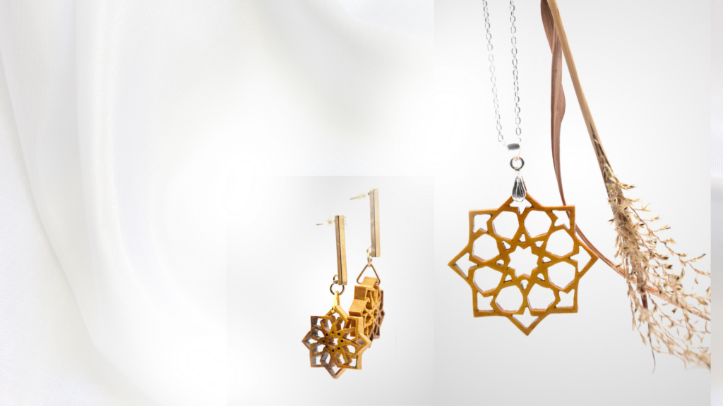 Parure artisanale composée d’un collier et de boucles d’oreilles en bois de berbéris, ornée d’un motif géométrique et arabesque en étoile à huit branches, inspiré des motifs traditionnels.