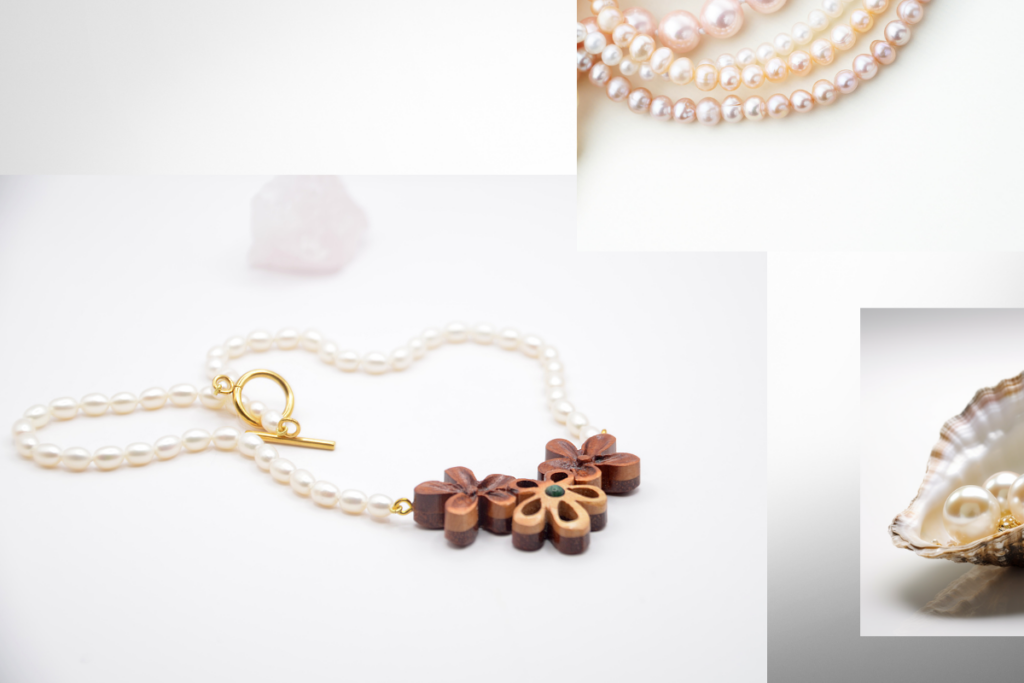 Collier artisanal en bois de jujubier sculpté de trois fleurs, monté sur un cordon de perles naturelles nouées à la main, associant élégamment le bois et la perle.