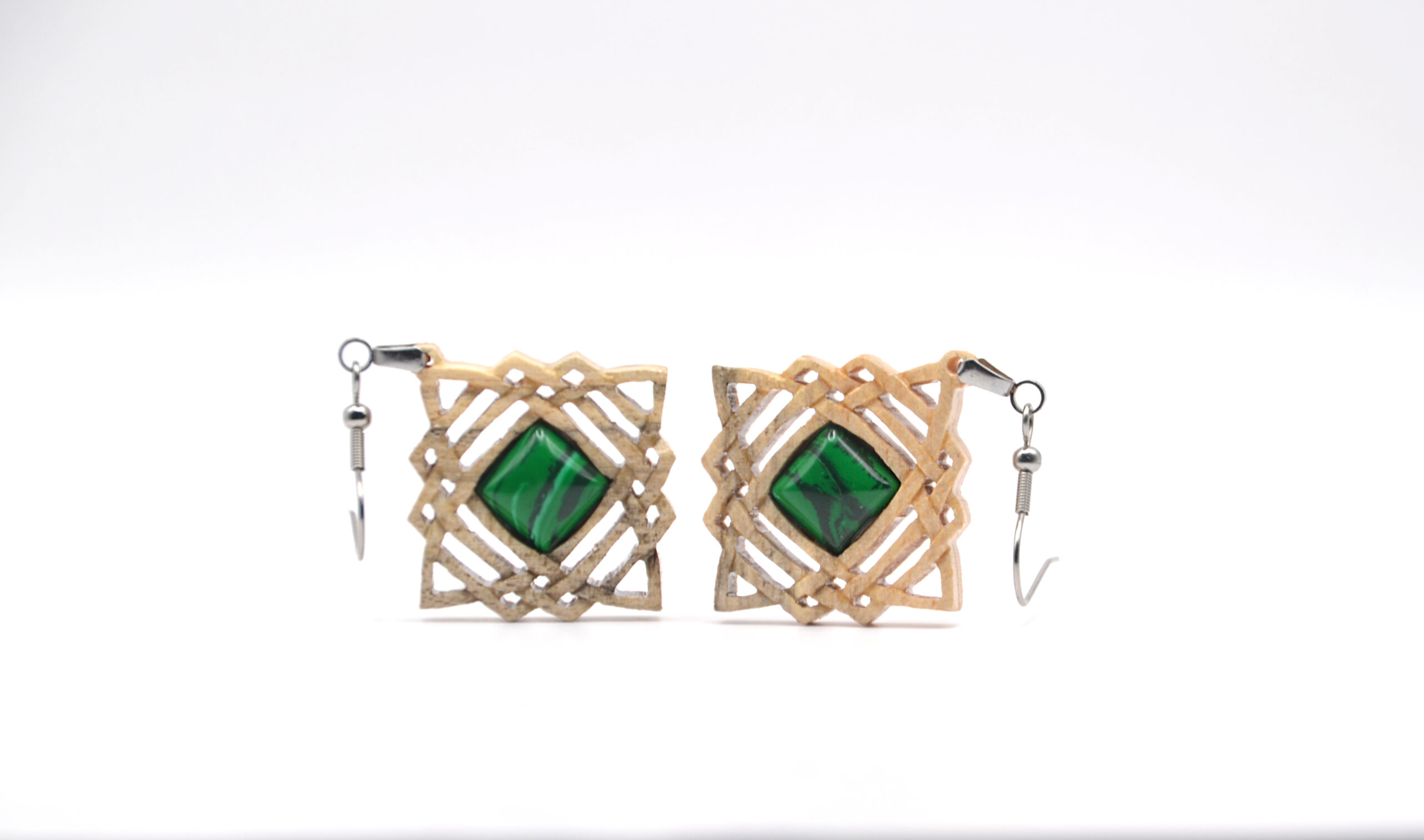 Boucles d’oreilles artisanales en bois d’érable gris clair et pierre de malachite verte, inspirées des motifs de nœuds celtiques.