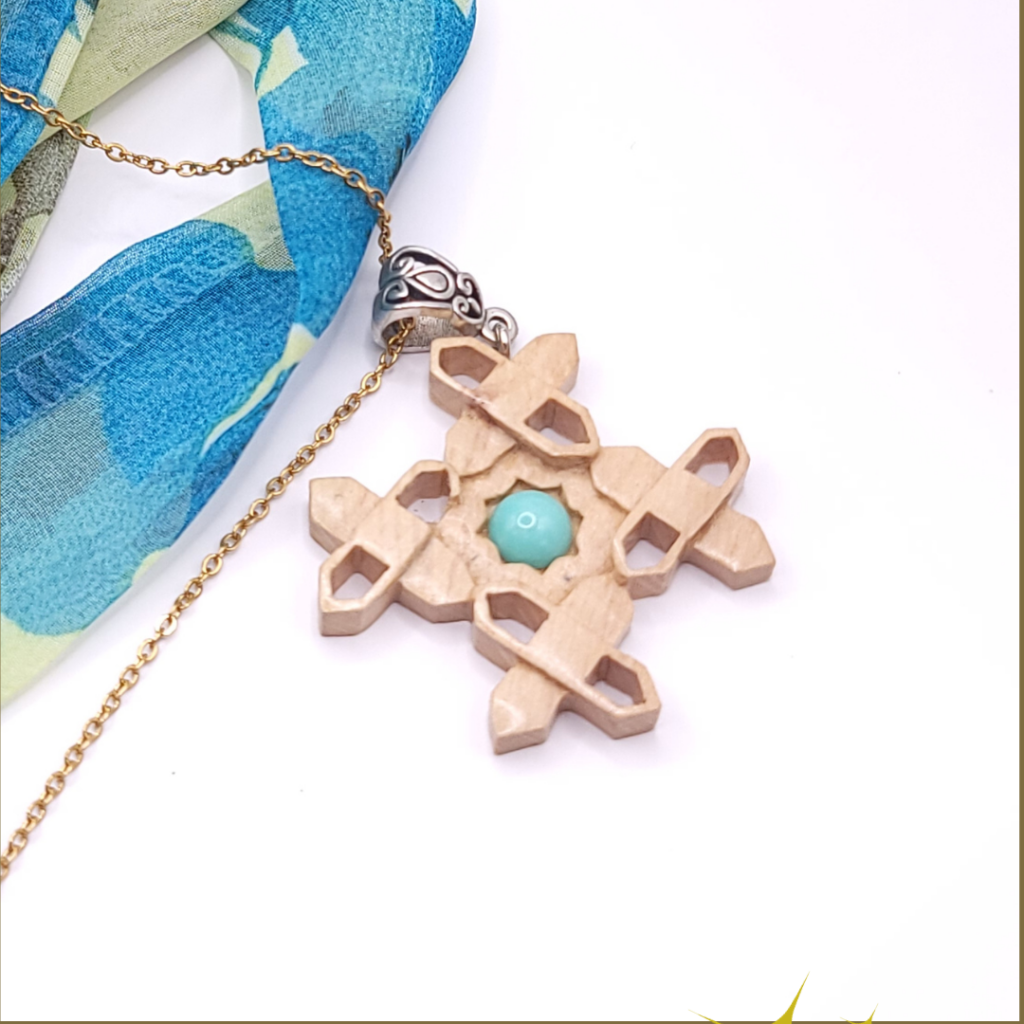 FAQ Collier artisanal en bois d’érable couleur crème et pierre turquoise bleue, sculpté avec un motif en forme de fenêtre.