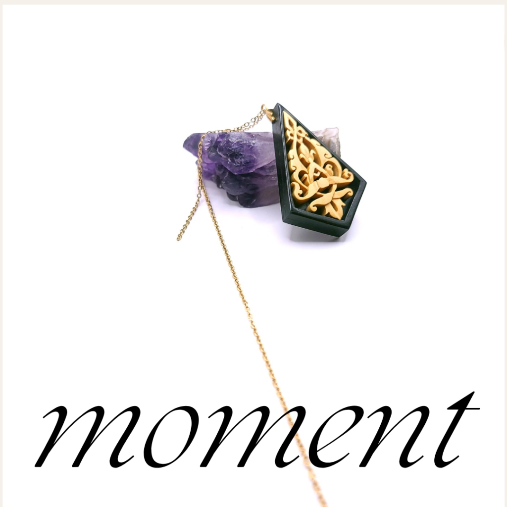 Collier élégant en bois d’ébène noir et bois de buis clair, monté sur un cordon de perles de quartz noir nouées à la main.