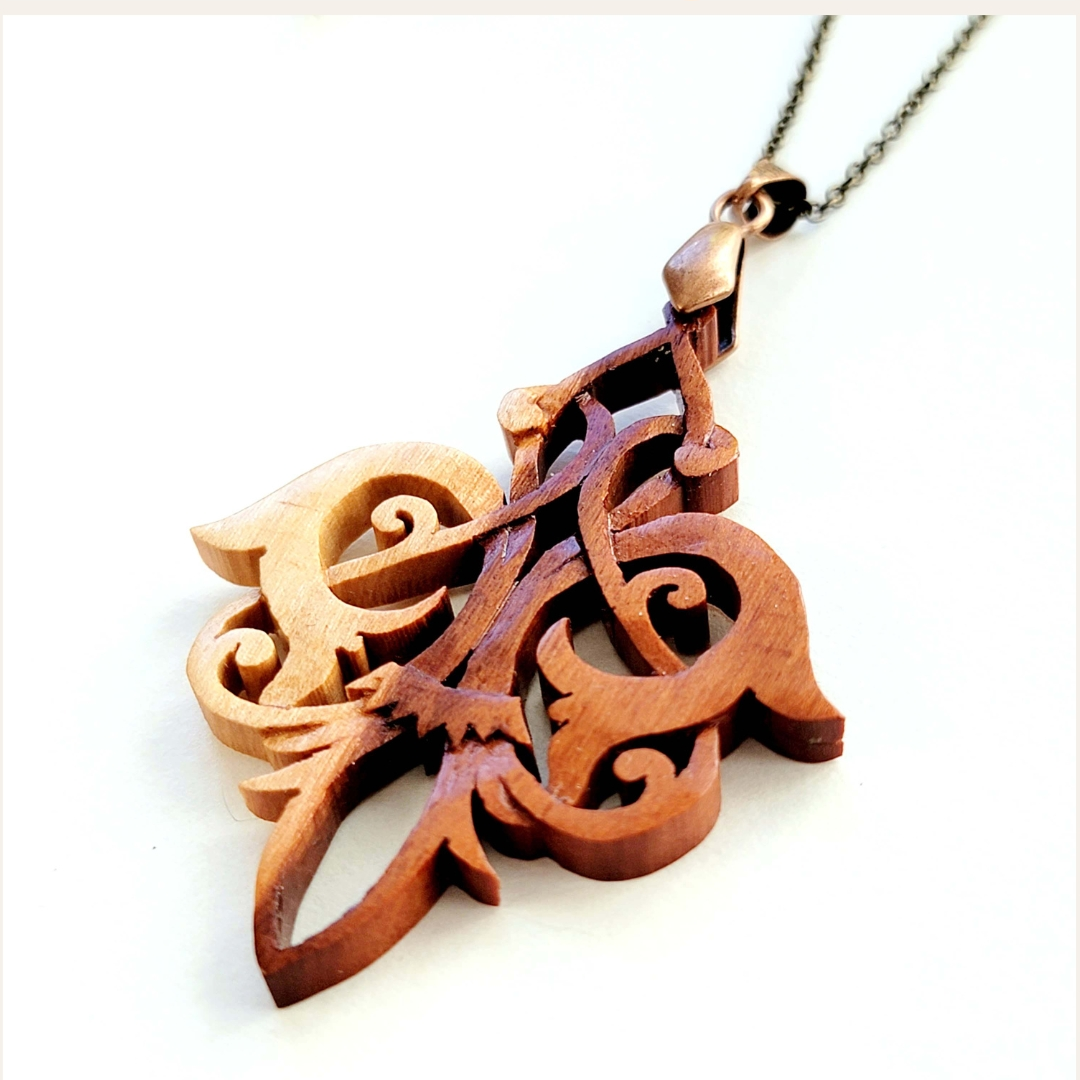 Collier artisanal en bois de jujubier bicolore mettant en valeur les teintes naturelles du bois.