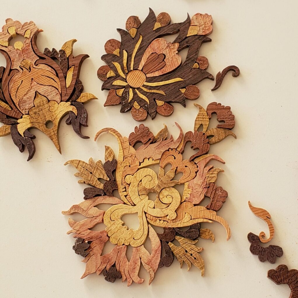 Fleurs de belle-de-nuit réalisées en marqueterie de bois.