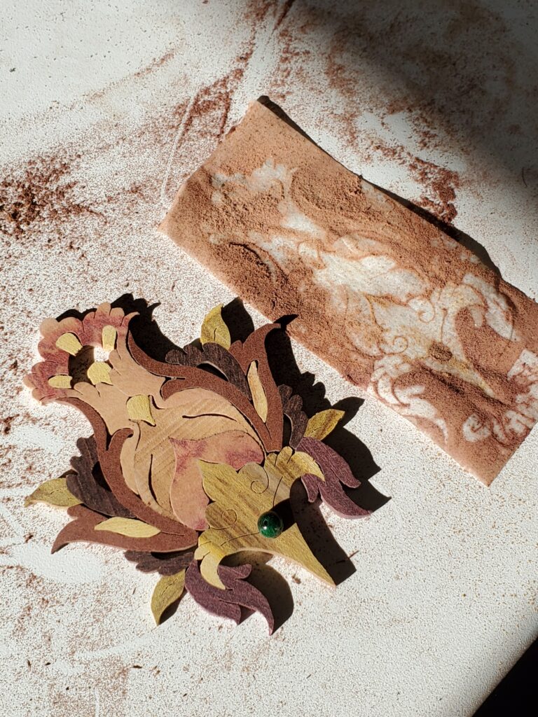 Fleur de belle-de-nuit en marqueterie de bois, en cours de fabrication, montrant l’étape de ponçage.