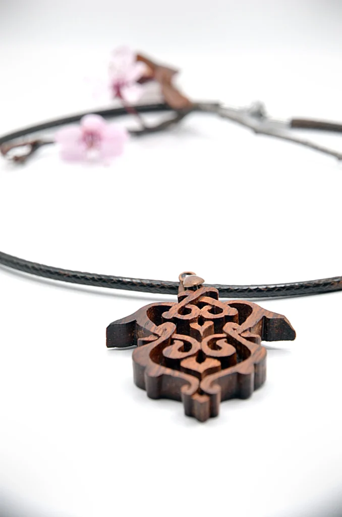Collier artisanal en bois de palissandre sculpté avec un motif de médaillon