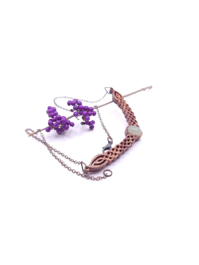 Collier artisanal en bois d’olivier sculpté avec un motif très fin de nœuds marins celtiques.